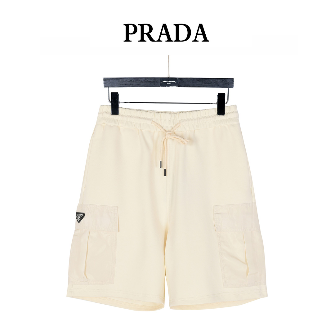 (支持放店) Prada/普拉达 25ss 金属三角标侧口袋工装短裤 原版购买,双面双股面料、弹力腰头配束绳、正面斜角开袋、 背面魔术贴式嵌线袋、侧面涂珐琅金属三角形徽标、侧面翻盖式口袋和搭扣、 配隐藏式四合扣.采用40S双面双股面料400g.手感蓬松厚实,柔软细腻,上身舒适, 采用的是棉聚酯纤维氨纶成分组合,具有良好的吸湿性和透气性, 其优点是抗皱性与保形性好,具有较好的强度与弹性恢复能力, 其特点坚牢耐用、抗起毛球、抗皱免烫、使衣服立体感更为持久. 颜色:黑色 杏色