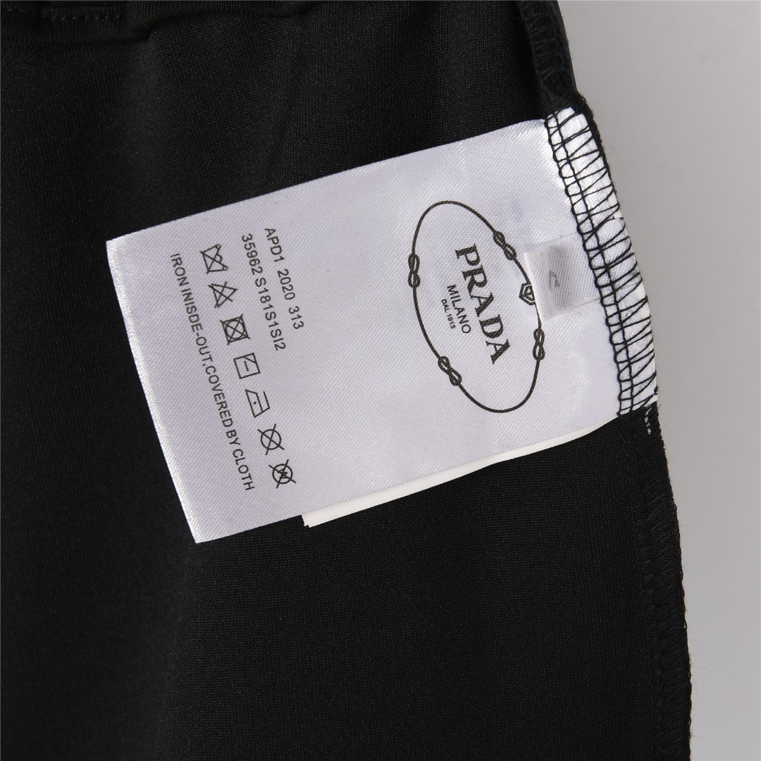 Prada/普拉达 25ss 金属三角标侧口袋工装短裤
