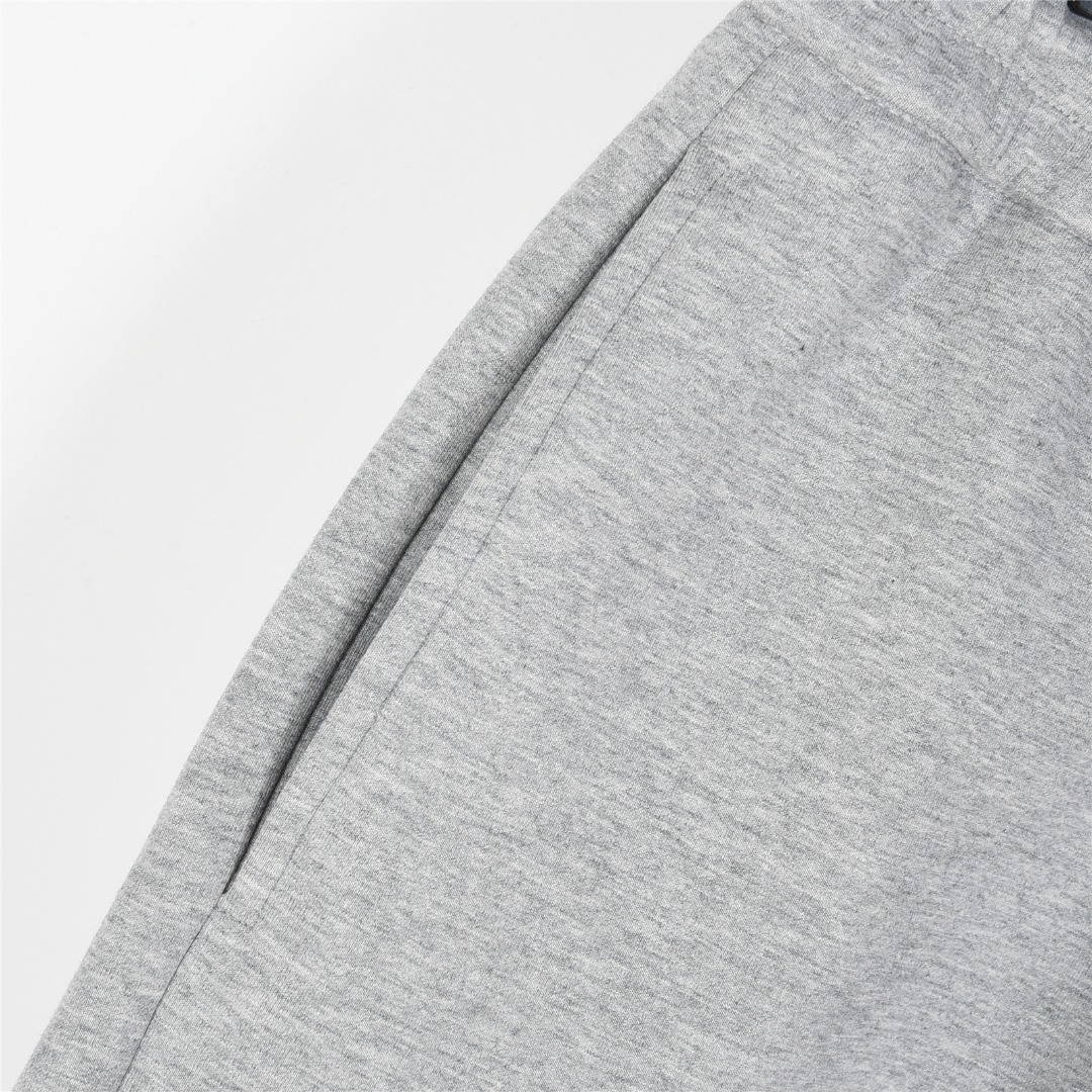 Moncler/蒙口 25ss 侧边字母logo及后口袋徽章刺绣短裤