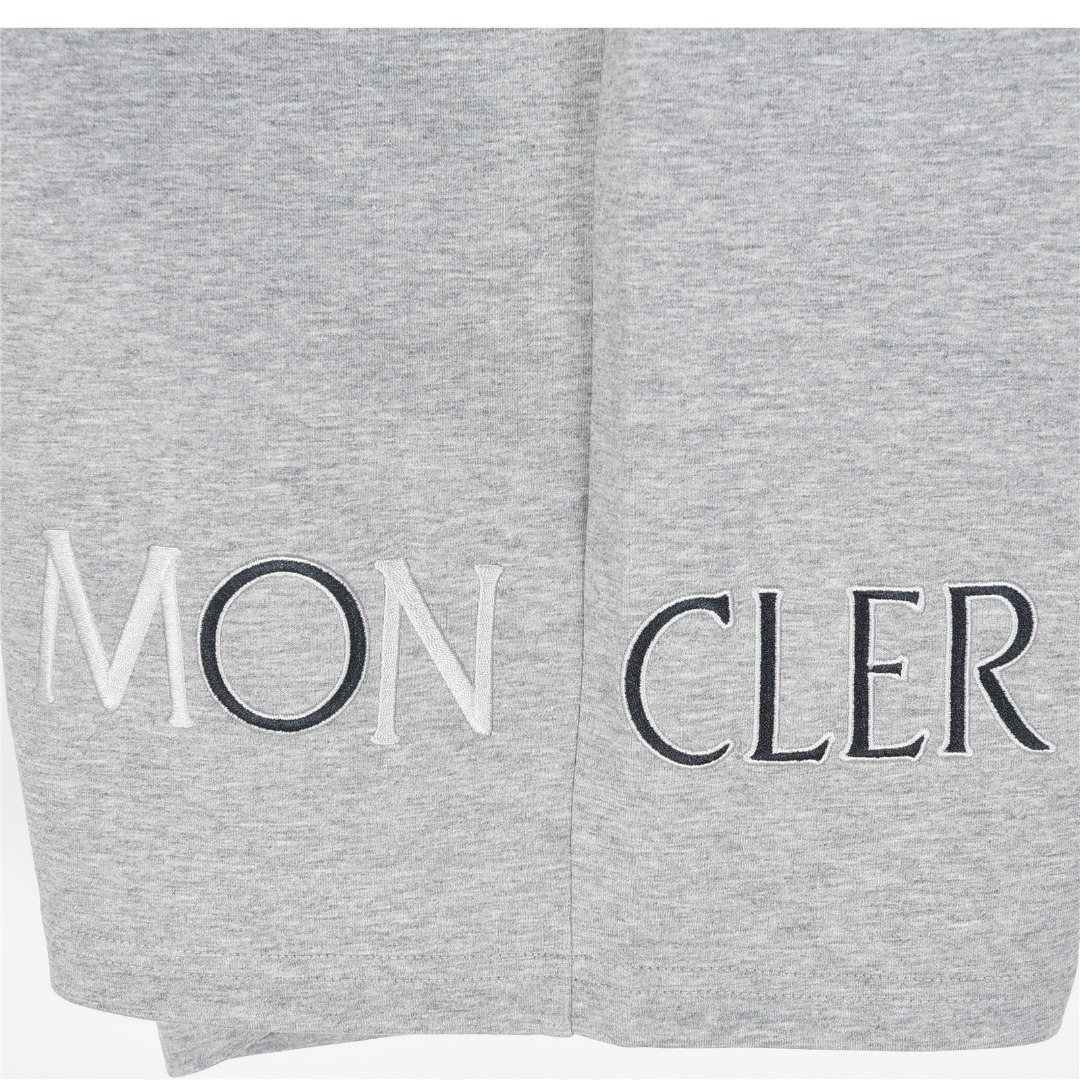Moncler/蒙口 25ss 侧边字母logo及后口袋徽章刺绣短裤