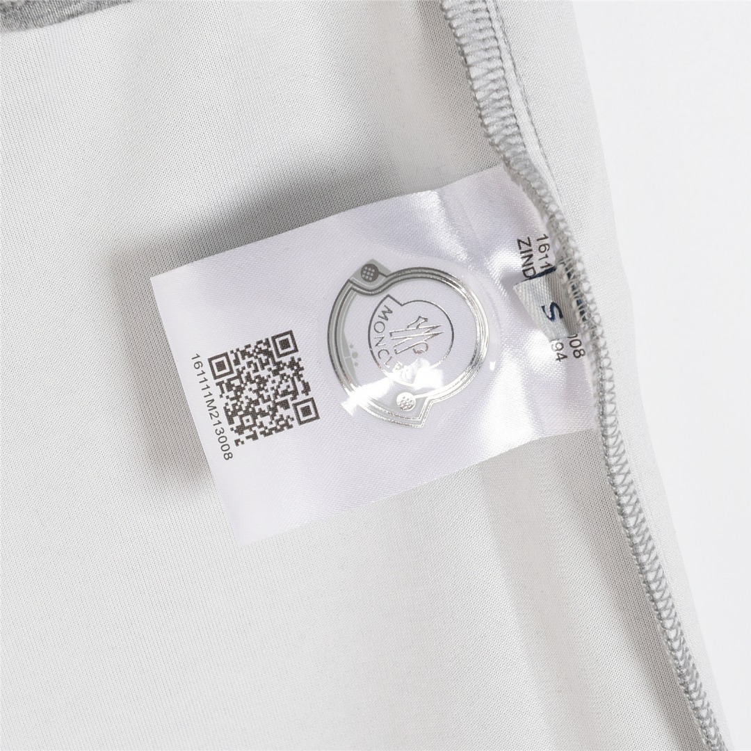 Moncler/蒙口 25ss 侧边字母logo及后口袋徽章刺绣短裤