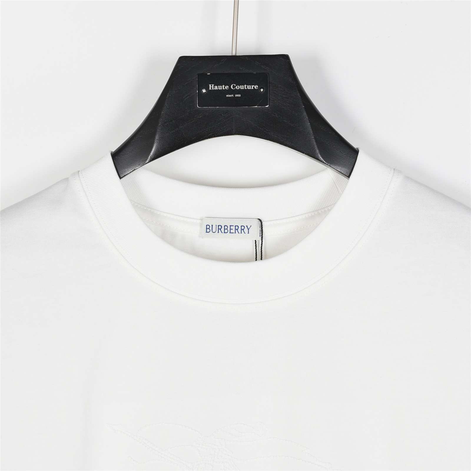 Burberry/巴宝莉 25ss 胸前暗纹战马立体刺绣短袖T恤-High Quatity Cheap Brand wholesale wholesaler seller Clothes Bags handbags Sneakers Top Fashion Clothing Shoes from China Factory Chinese suppliers best Quality Beautiful Price Burberry/巴宝莉 25ss 胸前暗纹战马立体刺绣短袖T恤