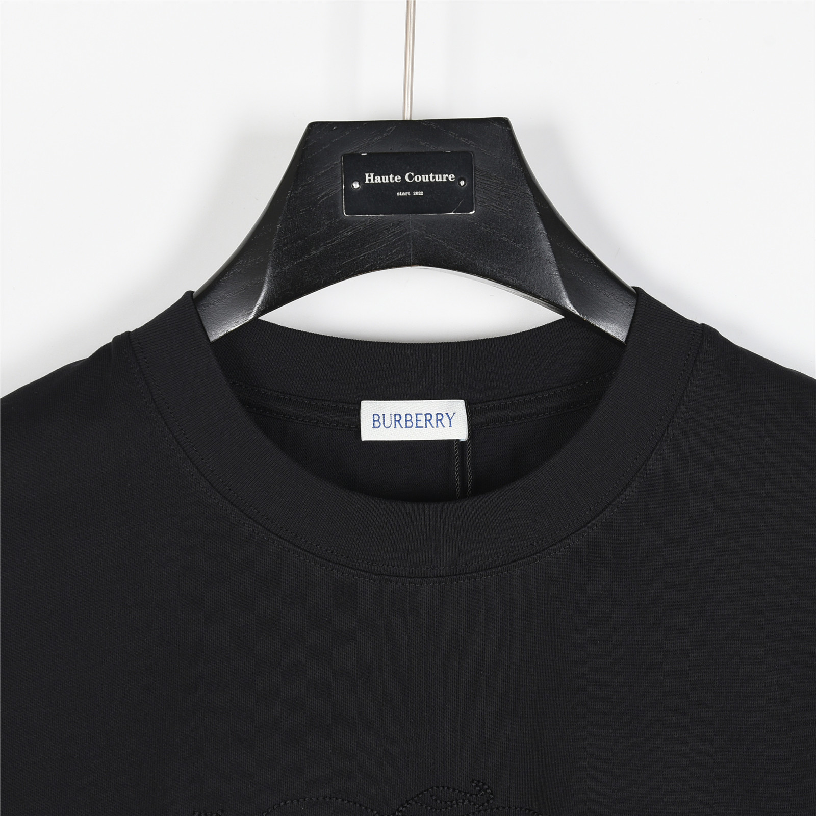 Burberry/巴宝莉 25ss 胸前暗纹战马立体刺绣短袖T恤 黑色 白色