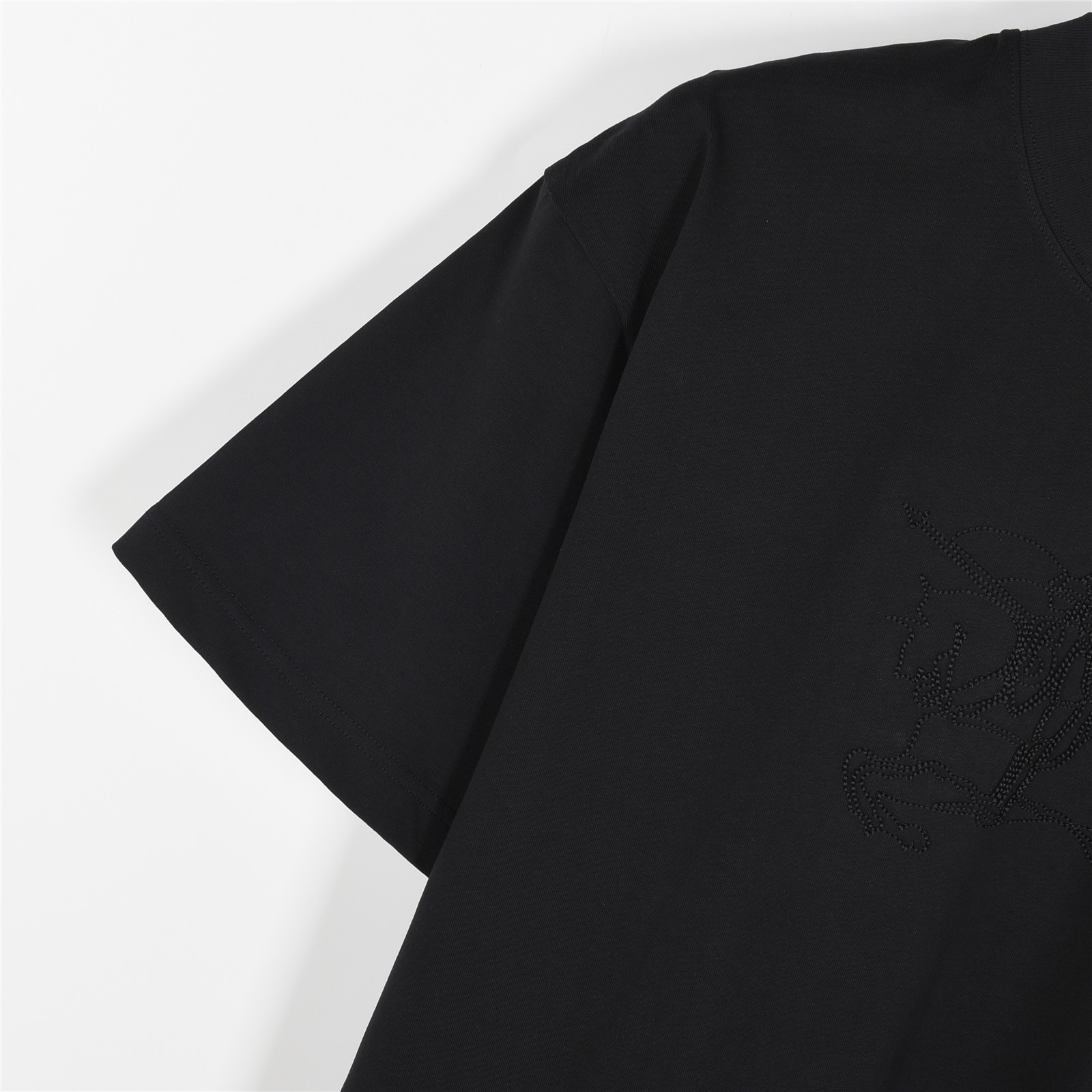 Burberry/巴宝莉 25ss 胸前暗纹战马立体刺绣短袖T恤 黑色 白色