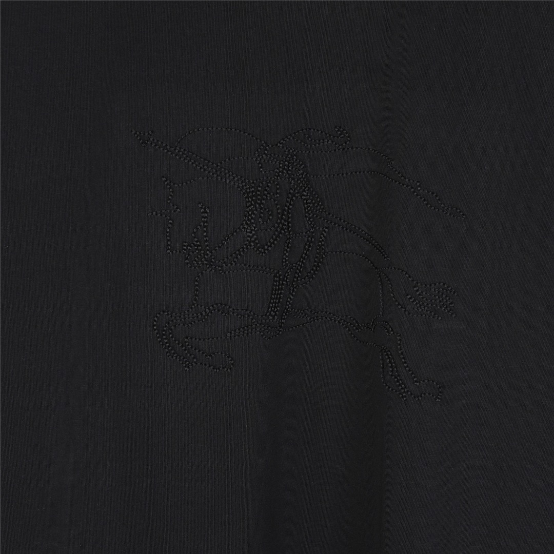 Burberry/巴宝莉 25ss 胸前暗纹战马立体刺绣短袖T恤 黑色 白色