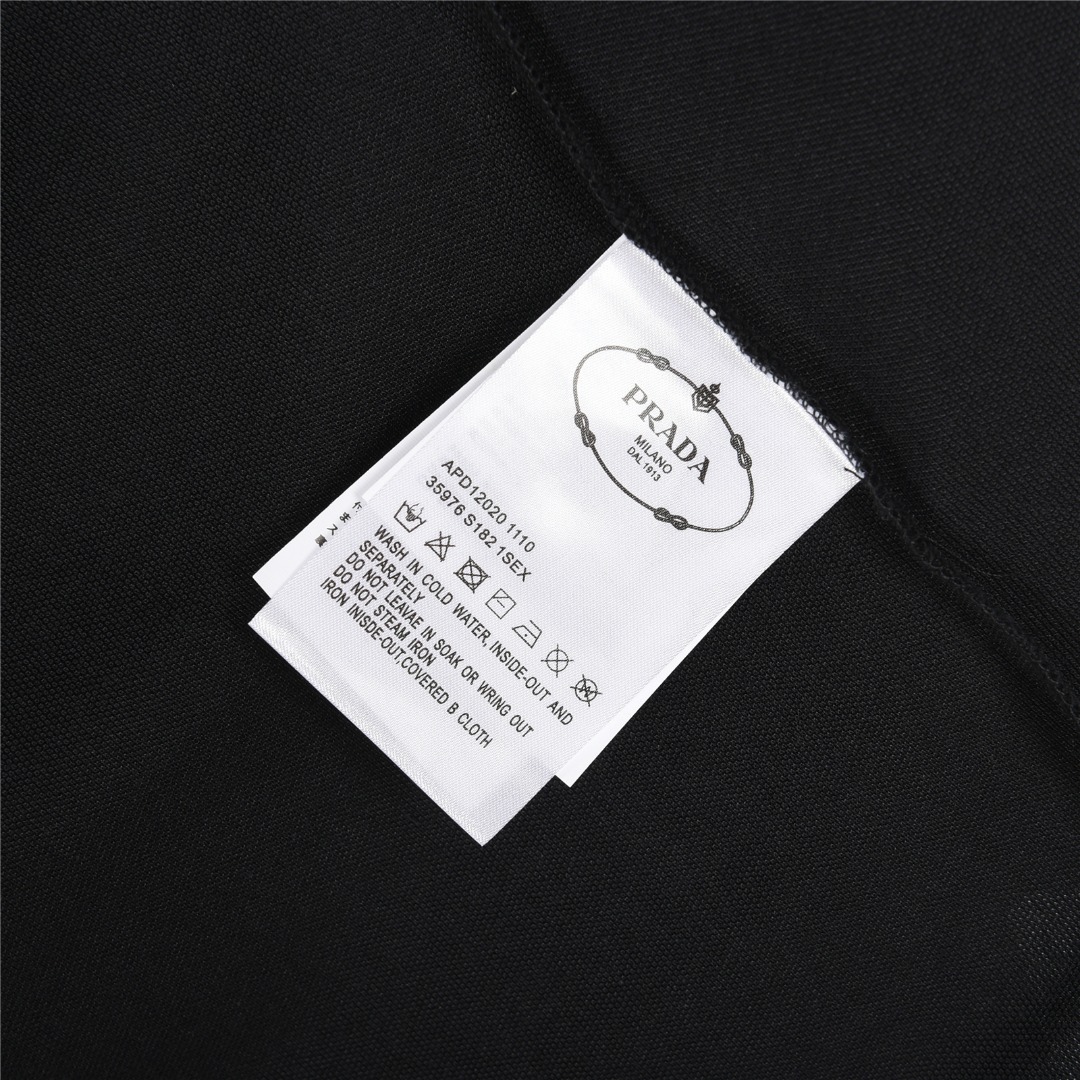 Prada /普拉达 25ss 金属三角标及袖口烫银字母短袖Polo衫