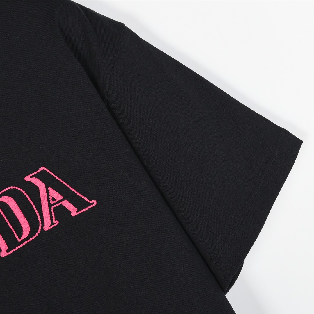 Prada/普拉达 25ss 3D重影字母刺绣短袖T恤 经典胸前3D重影字母logo泼墨立体刺绣 白色 黑色