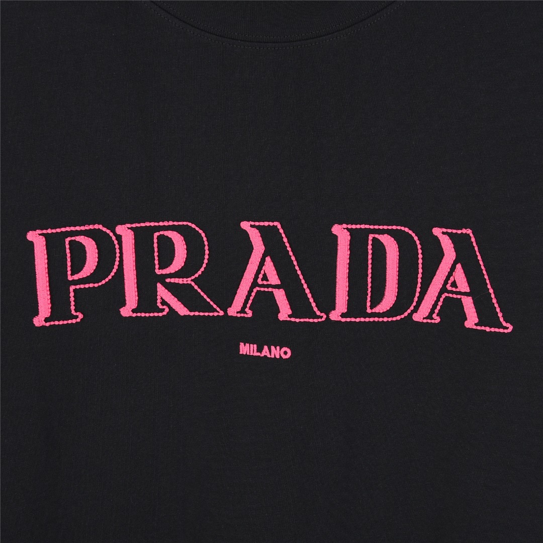 Prada/普拉达 25ss 3D重影字母刺绣短袖T恤 经典胸前3D重影字母logo泼墨立体刺绣 白色 黑色