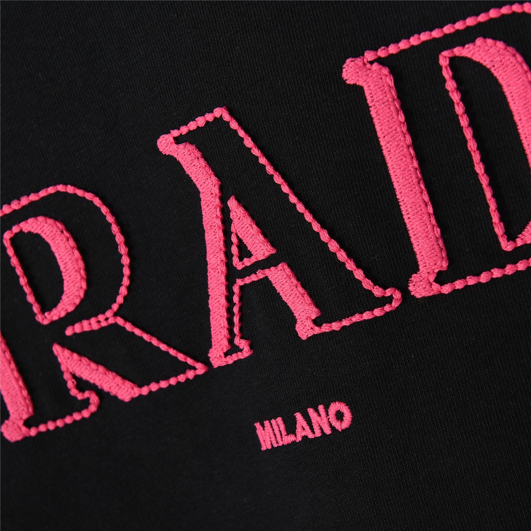 Prada/普拉达 25ss 3D重影字母刺绣短袖T恤 经典胸前3D重影字母logo泼墨立体刺绣 白色 黑色