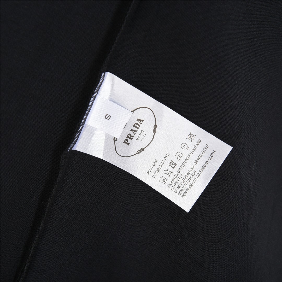Prada/普拉达 25ss 3D重影字母刺绣短袖T恤 经典胸前3D重影字母logo泼墨立体刺绣 白色 黑色