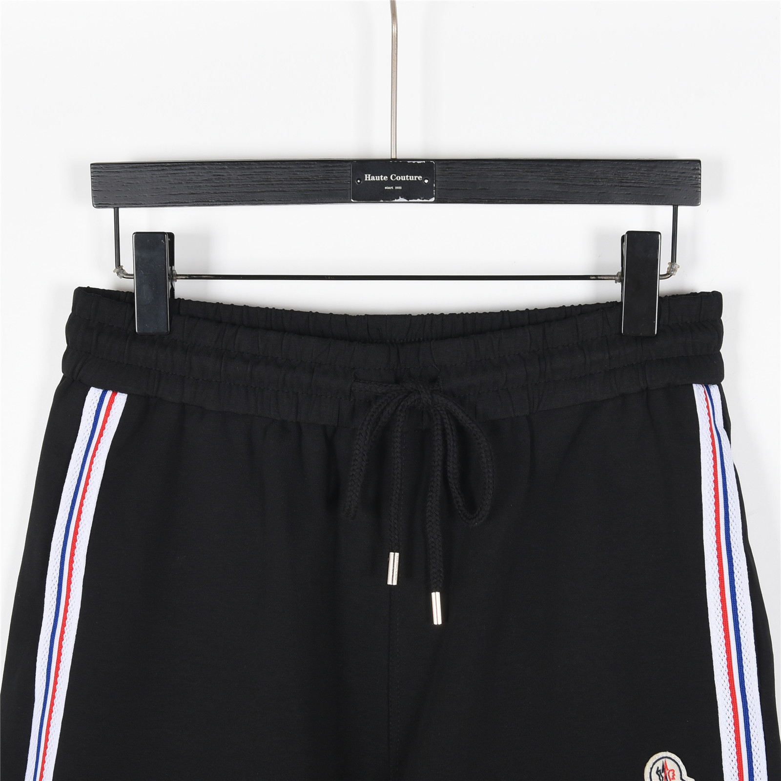 MONCLER/蒙口 25ss 徽标刺绣红蓝白条织带拼接短裤 黑色 杏色-莆田鞋,莆田鞋货源,高仿鞋,高仿鞋货源,安福档口,莆田高仿鞋,莆田鞋批发,高仿鞋批发,莆田高仿运动鞋,高仿运动鞋,莆田运动鞋 MONCLER/蒙口 25ss 徽标刺绣红蓝白条织带拼接短裤 黑色 杏色