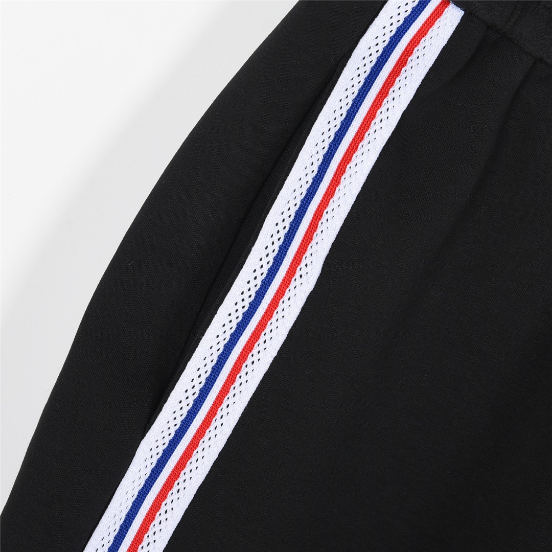 MONCLER/蒙口 25ss 徽标刺绣红蓝白条织带拼接短裤 黑色 杏色-莆田鞋,莆田鞋货源,高仿鞋,高仿鞋货源,安福档口,莆田高仿鞋,莆田鞋批发,高仿鞋批发,莆田高仿运动鞋,高仿运动鞋,莆田运动鞋 MONCLER/蒙口 25ss 徽标刺绣红蓝白条织带拼接短裤 黑色 杏色