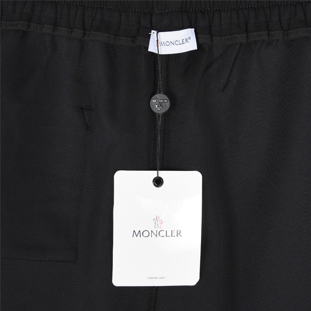 MONCLER/蒙口 25ss 徽标刺绣红蓝白条织带拼接短裤 黑色 杏色-莆田鞋,莆田鞋货源,高仿鞋,高仿鞋货源,安福档口,莆田高仿鞋,莆田鞋批发,高仿鞋批发,莆田高仿运动鞋,高仿运动鞋,莆田运动鞋 MONCLER/蒙口 25ss 徽标刺绣红蓝白条织带拼接短裤 黑色 杏色