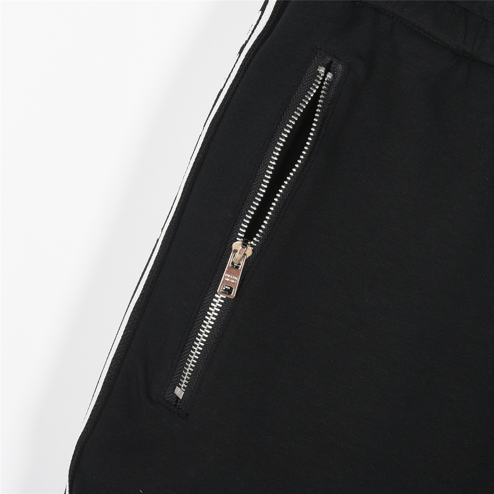 Prada/普拉达 25ss logo织带拼接金属三角标短裤 绿色 黑色-莆田鞋,莆田鞋货源,高仿鞋,高仿鞋货源,安福档口,莆田高仿鞋,莆田鞋批发,高仿鞋批发,莆田高仿运动鞋,高仿运动鞋,莆田运动鞋 Prada/普拉达 25ss logo织带拼接金属三角标短裤 绿色 黑色