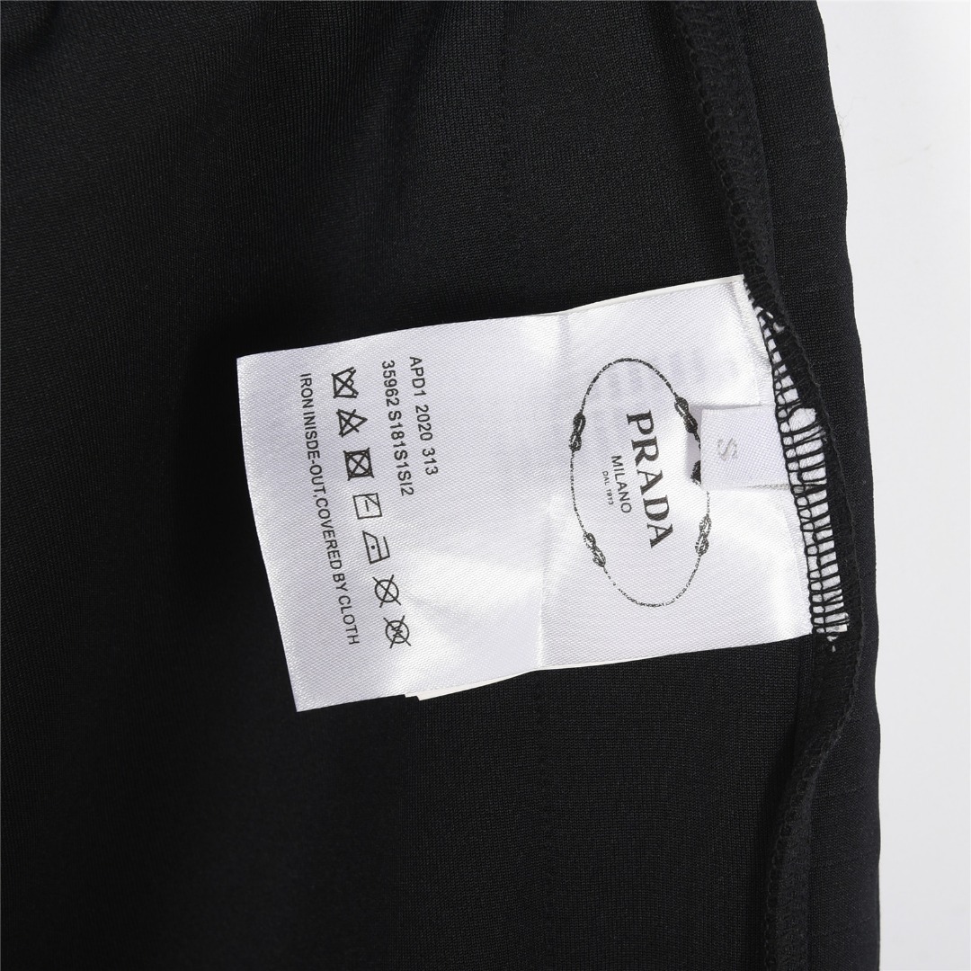 Prada/普拉达 25ss logo织带拼接金属三角标短裤 绿色 黑色-莆田鞋,莆田鞋货源,高仿鞋,高仿鞋货源,安福档口,莆田高仿鞋,莆田鞋批发,高仿鞋批发,莆田高仿运动鞋,高仿运动鞋,莆田运动鞋 Prada/普拉达 25ss logo织带拼接金属三角标短裤 绿色 黑色