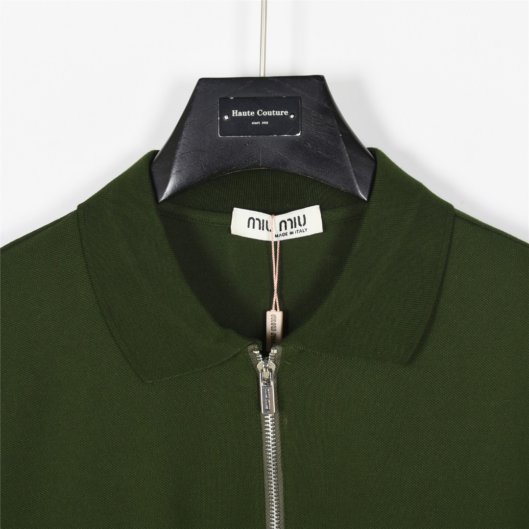 MiuMiu/缪缪 25ss 半拉链logo字母刺绣短袖Polo衫 杏色 黑色 军绿