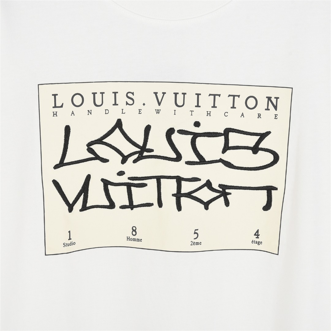 Louis Vuitton/路易威登 方块1854字母立体印绣短袖T恤白色-Chinese UA Cheap High Quatity Brand Clothes Bags handbags Sneakers wholesale wholesaler seller from China Factory suppliers Fashion Clothing Shoes best Quality Beautiful Price Louis Vuitton/路易威登 方块1854字母立体印绣短袖T恤白色