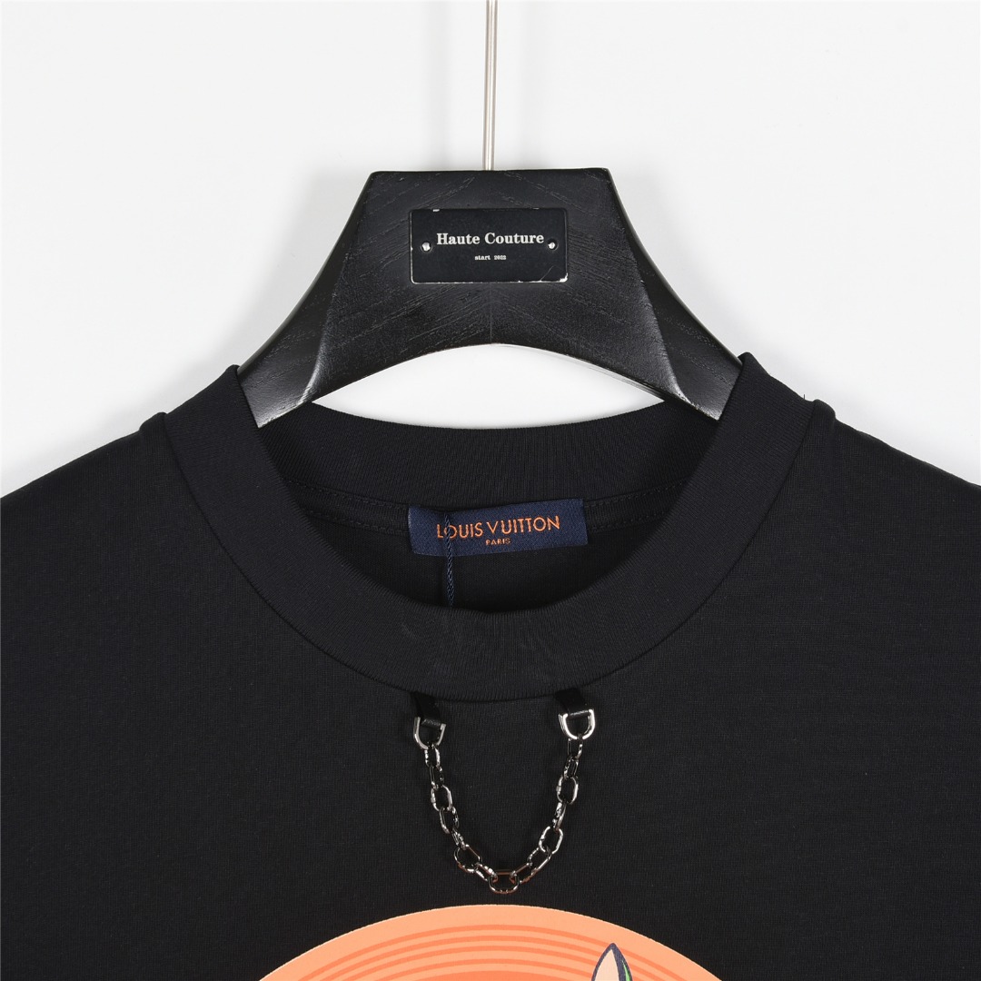 Louis Vuitton/路易威登 25ss 链条飞行字母标识印章短袖T恤黑色 白色-Chinese UA Cheap High Quatity Brand Clothes Bags handbags Sneakers wholesale wholesaler seller from China Factory suppliers Fashion Clothing Shoes best Quality Beautiful Price Louis Vuitton/路易威登 25ss 链条飞行字母标识印章短袖T恤黑色 白色