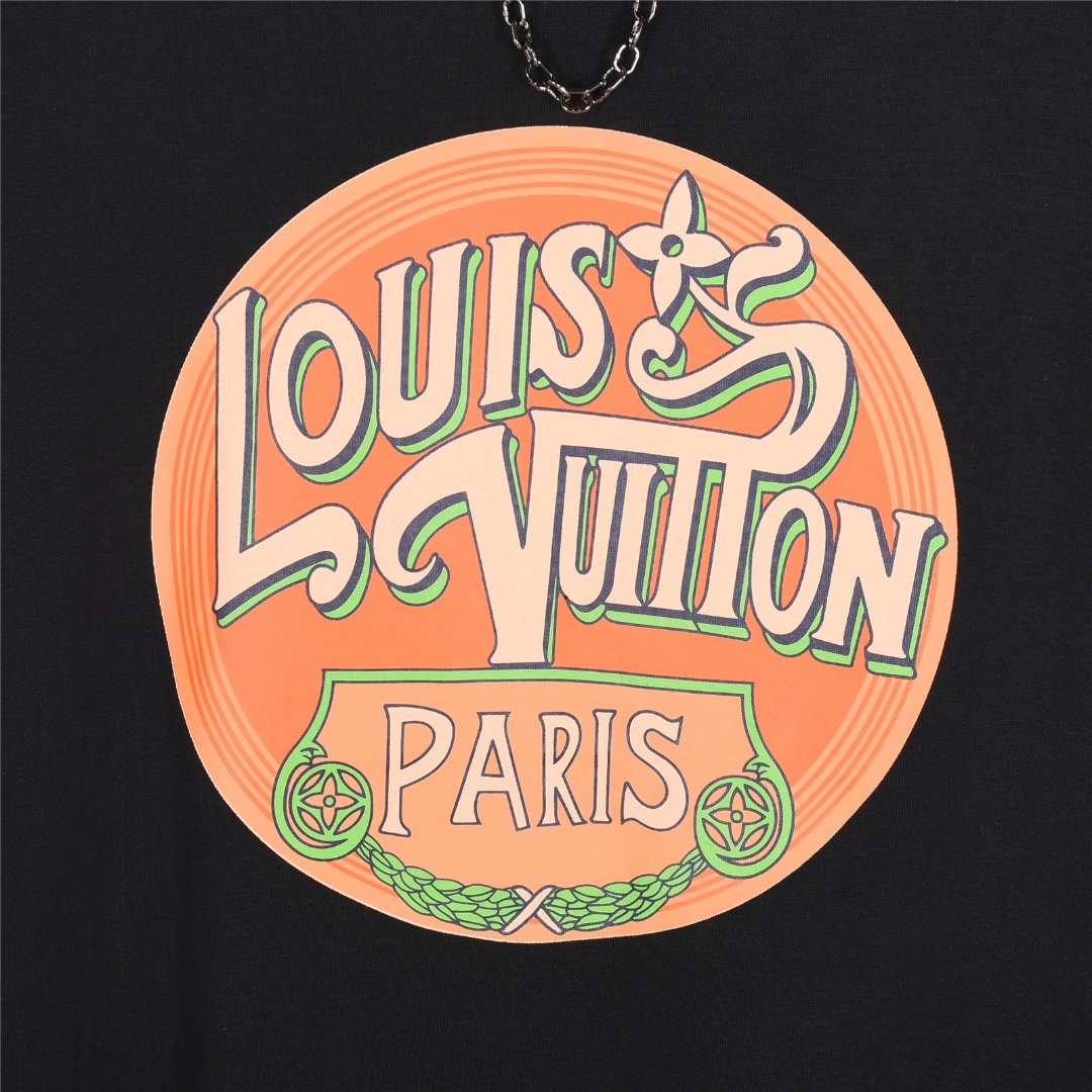 Louis Vuitton/路易威登 25ss 链条飞行字母标识印章短袖T恤黑色 白色-Chinese UA Cheap High Quatity Brand Clothes Bags handbags Sneakers wholesale wholesaler seller from China Factory suppliers Fashion Clothing Shoes best Quality Beautiful Price Louis Vuitton/路易威登 25ss 链条飞行字母标识印章短袖T恤黑色 白色