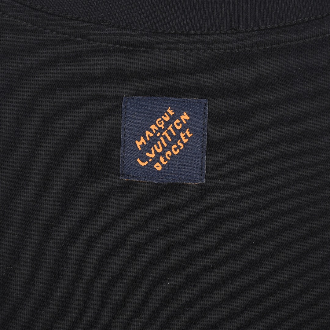 Louis Vuitton/路易威登 25ss 链条飞行字母标识印章短袖T恤黑色 白色-Chinese UA Cheap High Quatity Brand Clothes Bags handbags Sneakers wholesale wholesaler seller from China Factory suppliers Fashion Clothing Shoes best Quality Beautiful Price Louis Vuitton/路易威登 25ss 链条飞行字母标识印章短袖T恤黑色 白色