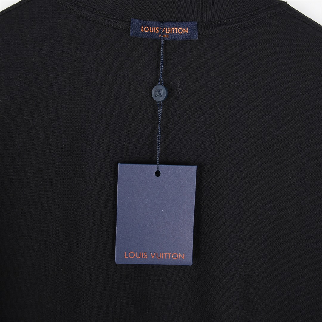 Louis Vuitton/路易威登 25ss 链条飞行字母标识印章短袖T恤黑色 白色-Chinese UA Cheap High Quatity Brand Clothes Bags handbags Sneakers wholesale wholesaler seller from China Factory suppliers Fashion Clothing Shoes best Quality Beautiful Price Louis Vuitton/路易威登 25ss 链条飞行字母标识印章短袖T恤黑色 白色