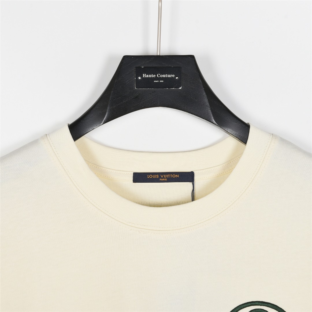 Louis Vuitton/路易威登 扇型四叶草logo刺绣短袖T恤 米白-Chinese UA Cheap High Quatity Brand Clothes Bags handbags Sneakers wholesale wholesaler seller from China Factory suppliers Fashion Clothing Shoes best Quality Beautiful Price Louis Vuitton/路易威登 扇型四叶草logo刺绣短袖T恤 米白