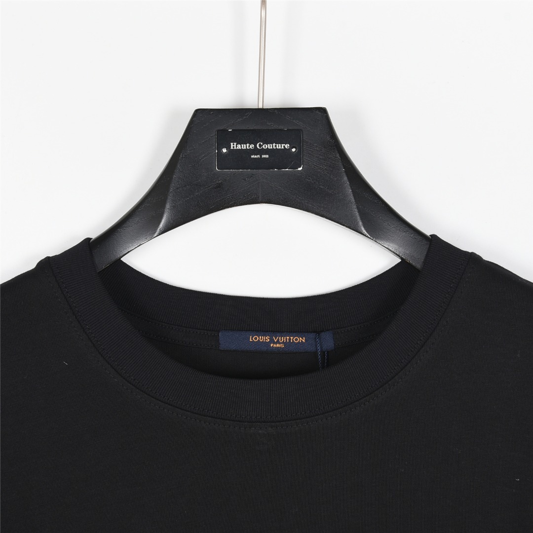 Louis Vuitton/路易威登 特色前后印花字母设计短袖T恤 黑色-Chinese UA Cheap High Quatity Brand Clothes Bags handbags Sneakers wholesale wholesaler seller from China Factory suppliers Fashion Clothing Shoes best Quality Beautiful Price Louis Vuitton/路易威登 特色前后印花字母设计短袖T恤 黑色