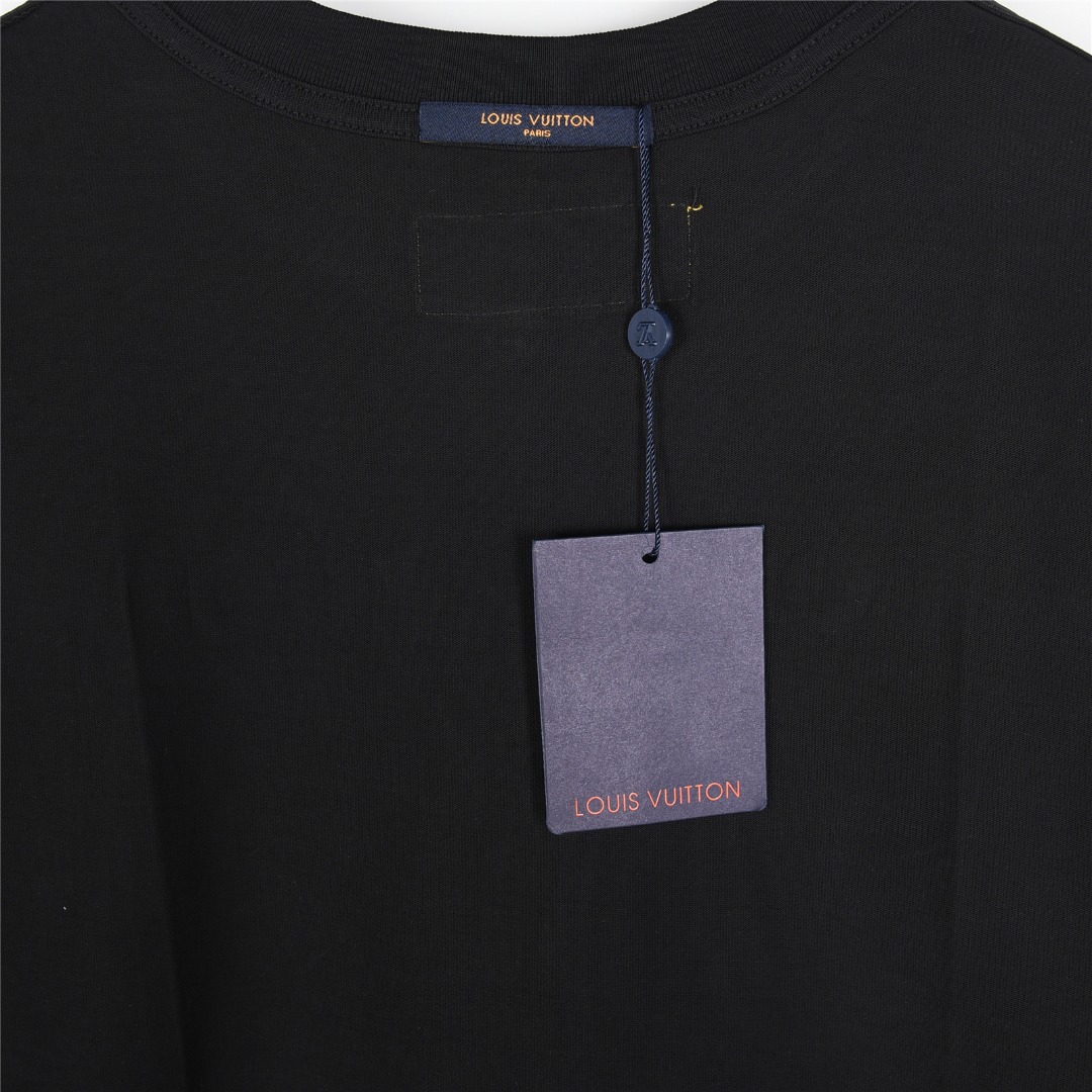 Louis Vuitton/路易威登 特色前后印花字母设计短袖T恤 黑色-Chinese UA Cheap High Quatity Brand Clothes Bags handbags Sneakers wholesale wholesaler seller from China Factory suppliers Fashion Clothing Shoes best Quality Beautiful Price Louis Vuitton/路易威登 特色前后印花字母设计短袖T恤 黑色