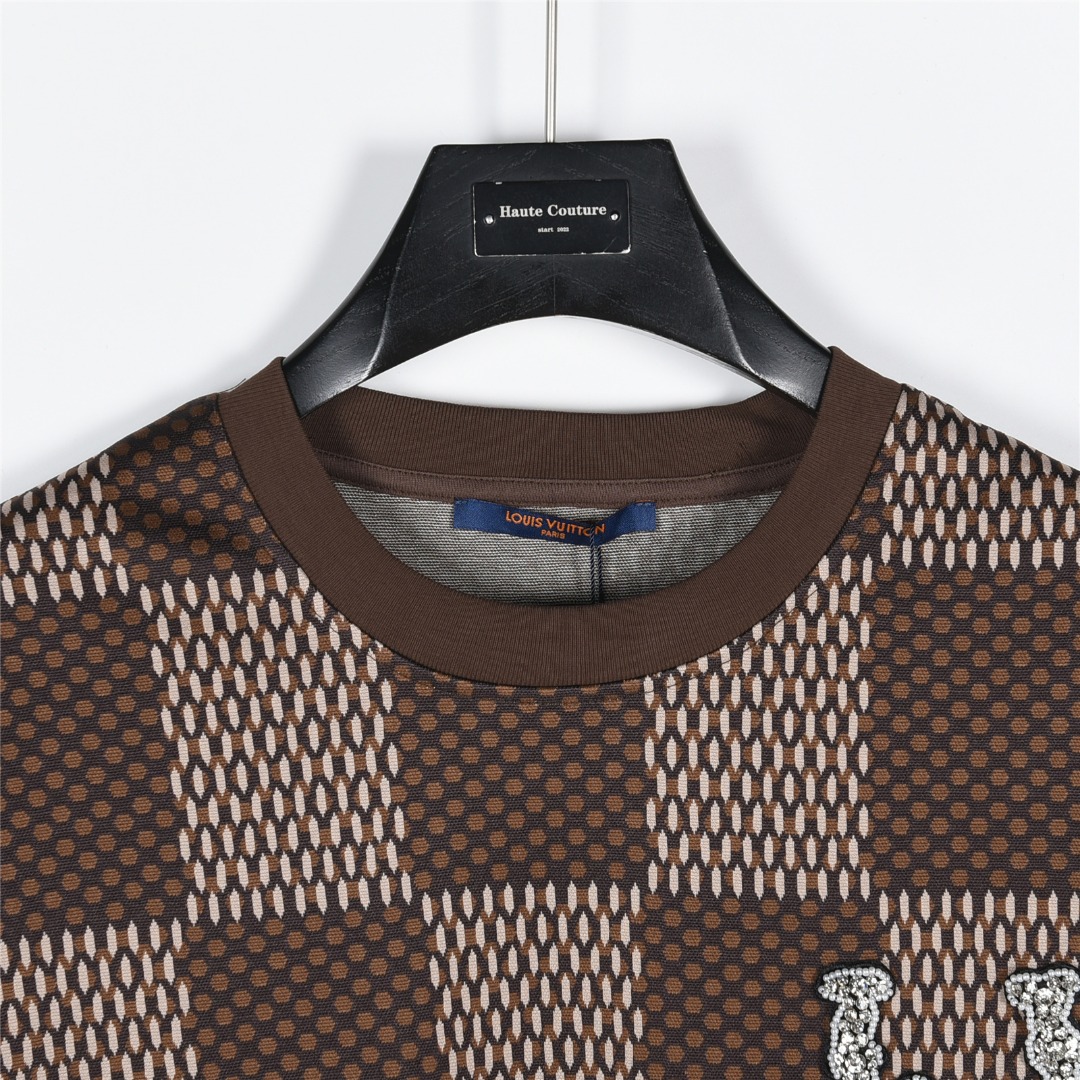 Louis Vuitton/路易威登 25ss 菲董联名棋盘格水钻毛织短袖T恤黑色 棕色-Chinese UA Cheap High Quatity Brand Clothes Bags handbags Sneakers wholesale wholesaler seller from China Factory suppliers Fashion Clothing Shoes best Quality Beautiful Price Louis Vuitton/路易威登 25ss 菲董联名棋盘格水钻毛织短袖T恤黑色 棕色