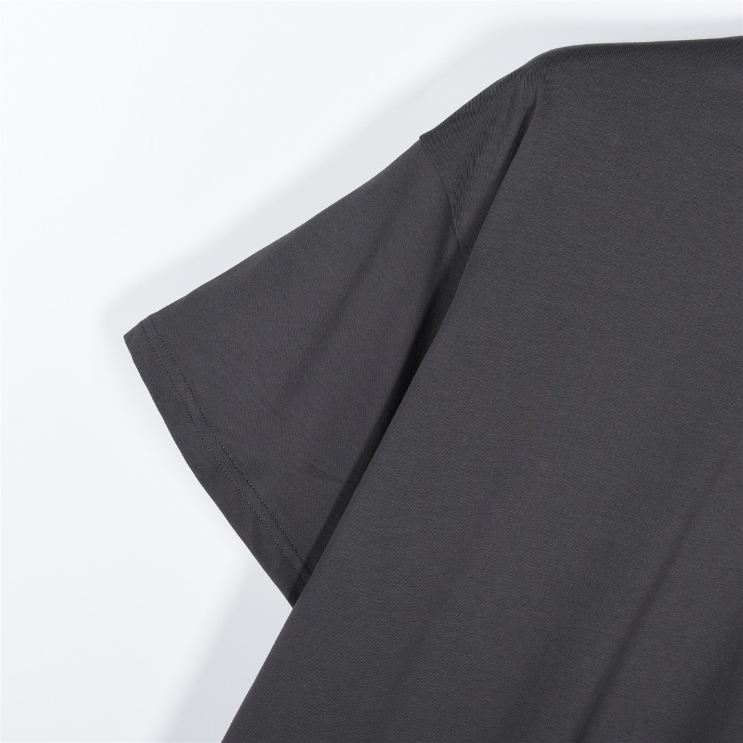 Loewe/罗意威 25ss 袖口徽标裁剪贴布刺绣短袖T恤黑色 白色 灰色-Chinese UA Cheap High Quatity Brand Clothes Bags handbags Sneakers wholesale wholesaler seller from China Factory suppliers Fashion Clothing Shoes best Quality Beautiful Price Loewe/罗意威 25ss 袖口徽标裁剪贴布刺绣短袖T恤黑色 白色 灰色