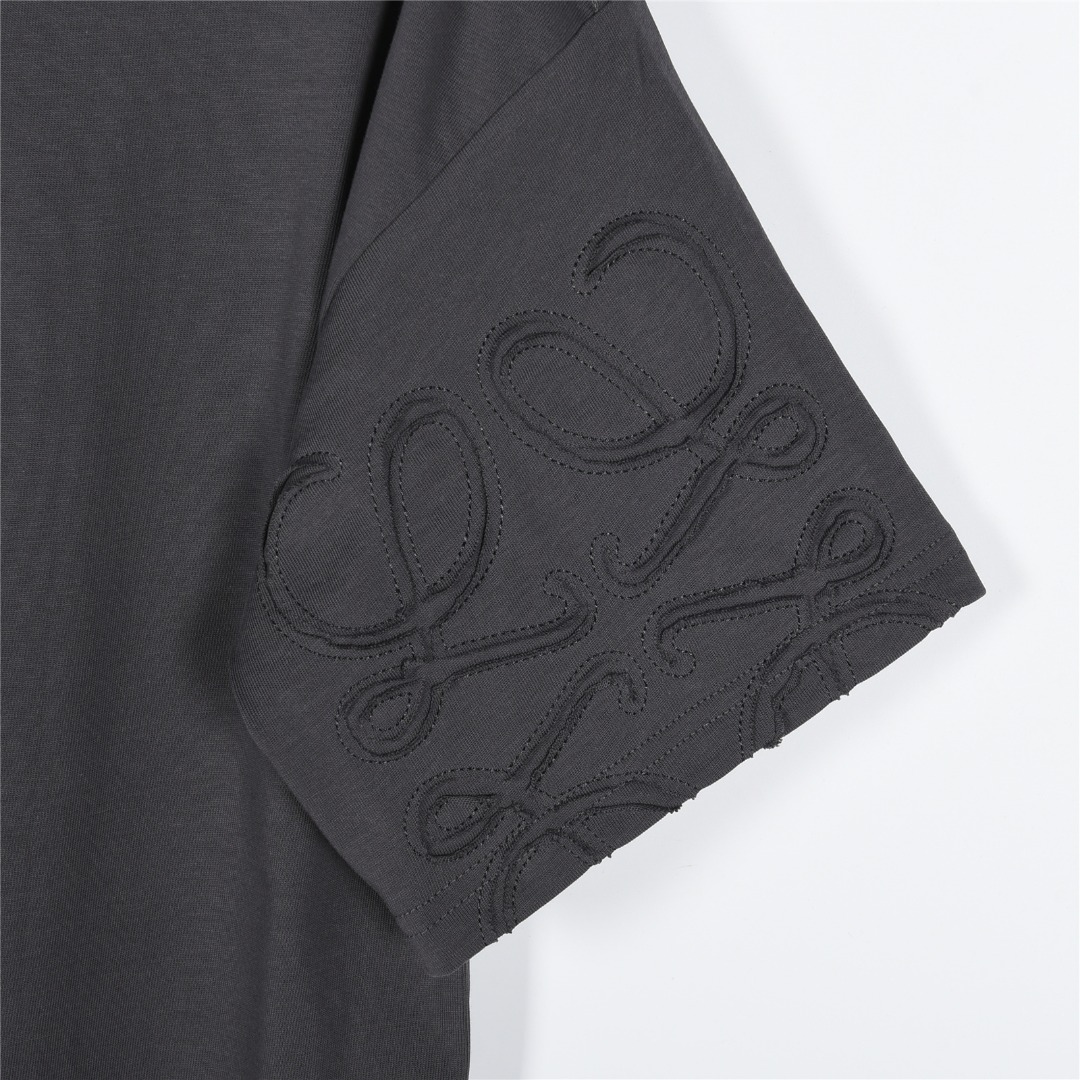 Loewe/罗意威 25ss 袖口徽标裁剪贴布刺绣短袖T恤黑色 白色 灰色-Chinese UA Cheap High Quatity Brand Clothes Bags handbags Sneakers wholesale wholesaler seller from China Factory suppliers Fashion Clothing Shoes best Quality Beautiful Price Loewe/罗意威 25ss 袖口徽标裁剪贴布刺绣短袖T恤黑色 白色 灰色