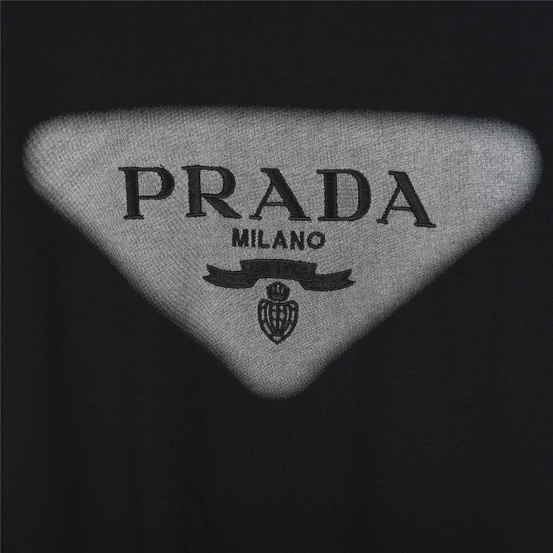 Prada/普拉达 25ss 三角标刺绣喷墨短袖T恤黑色 白色-Chinese UA Cheap High Quatity Brand Clothes Bags handbags Sneakers wholesale wholesaler seller from China Factory suppliers Fashion Clothing Shoes best Quality Beautiful Price Prada/普拉达 25ss 三角标刺绣喷墨短袖T恤黑色 白色