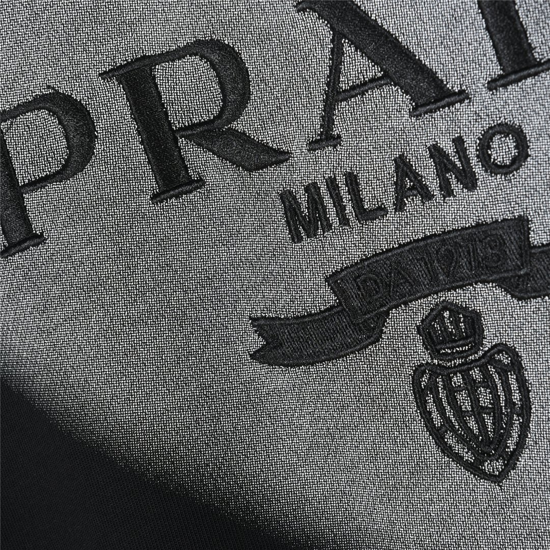 Prada/普拉达 25ss 三角标刺绣喷墨短袖T恤黑色 白色-Chinese UA Cheap High Quatity Brand Clothes Bags handbags Sneakers wholesale wholesaler seller from China Factory suppliers Fashion Clothing Shoes best Quality Beautiful Price Prada/普拉达 25ss 三角标刺绣喷墨短袖T恤黑色 白色