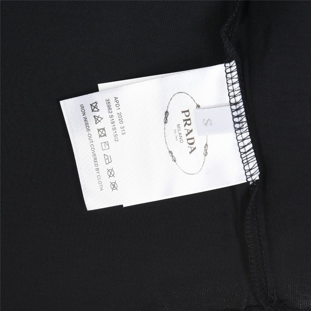 Prada/普拉达 25ss 三角标刺绣喷墨短袖T恤黑色 白色-Chinese UA Cheap High Quatity Brand Clothes Bags handbags Sneakers wholesale wholesaler seller from China Factory suppliers Fashion Clothing Shoes best Quality Beautiful Price Prada/普拉达 25ss 三角标刺绣喷墨短袖T恤黑色 白色