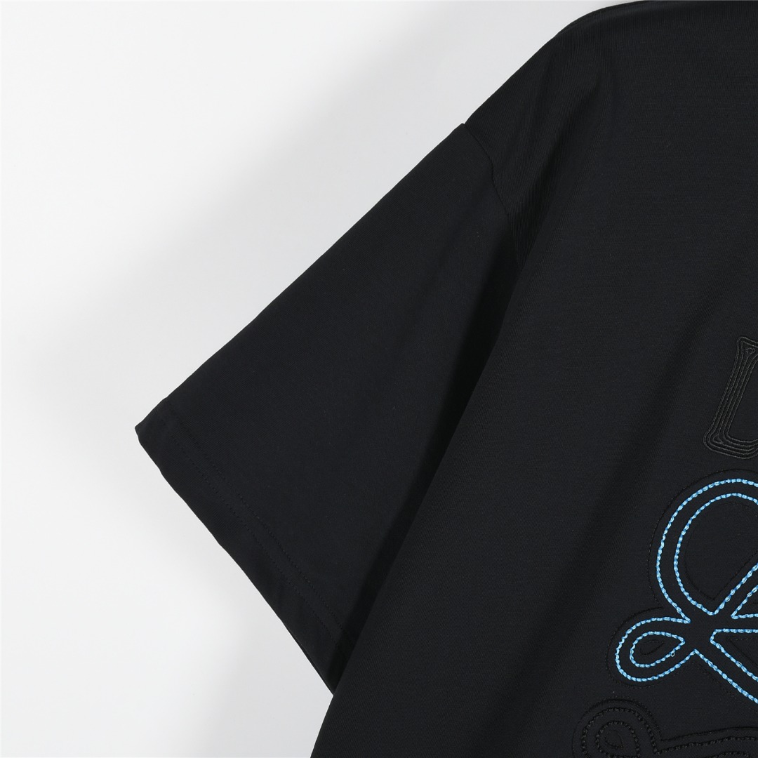 Loewe/罗意威 25ss 浮雕刺绣贴布短袖T恤 胸前经典双拼色万针刺绣简约字母 黑色 白色-Chinese UA Cheap High Quatity Brand Clothes Bags handbags Sneakers wholesale wholesaler seller from China Factory suppliers Fashion Clothing Shoes best Quality Beautiful Price Loewe/罗意威 25ss 浮雕刺绣贴布短袖T恤 胸前经典双拼色万针刺绣简约字母 黑色 白色