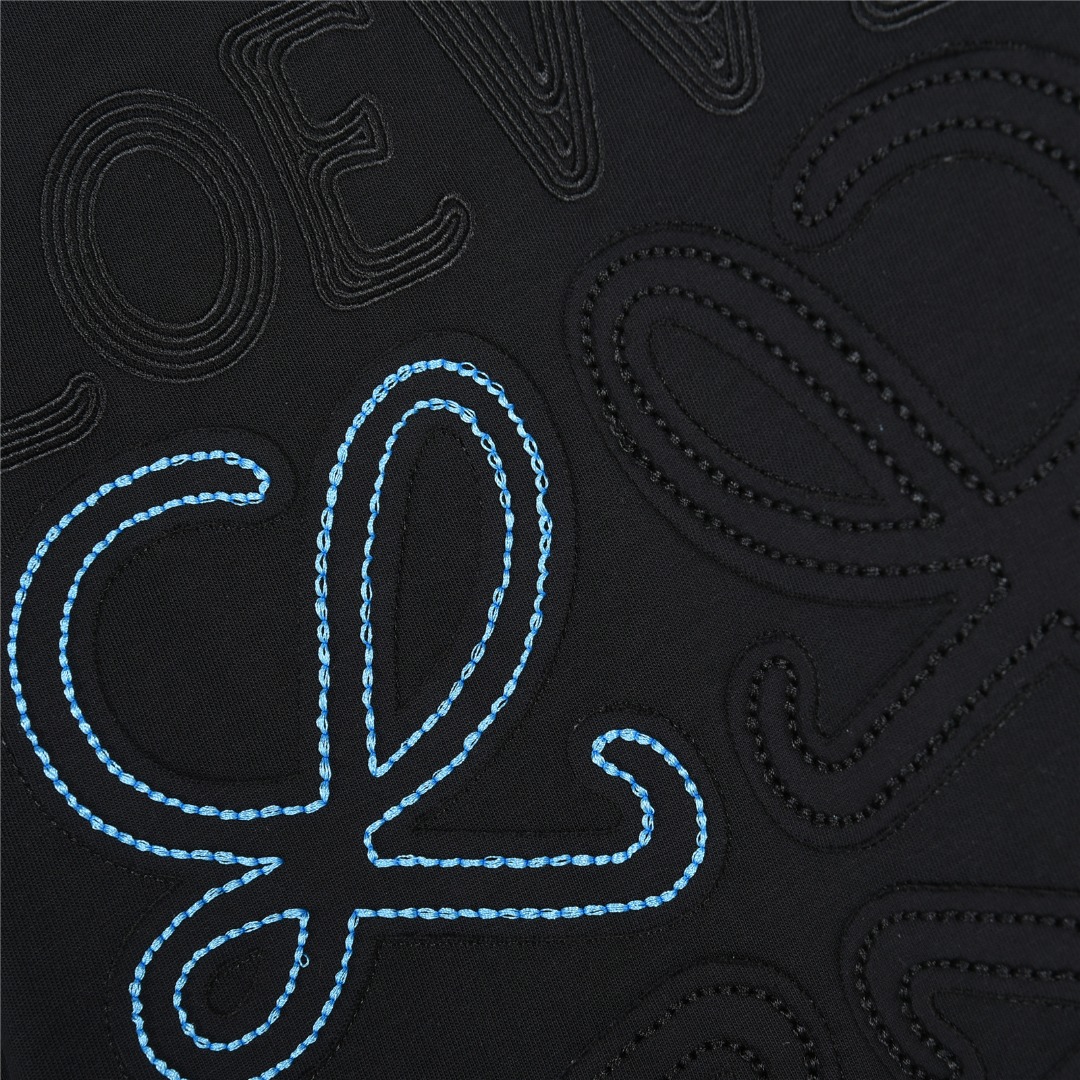 Loewe/罗意威 25ss 浮雕刺绣贴布短袖T恤 胸前经典双拼色万针刺绣简约字母 黑色 白色-Chinese UA Cheap High Quatity Brand Clothes Bags handbags Sneakers wholesale wholesaler seller from China Factory suppliers Fashion Clothing Shoes best Quality Beautiful Price Loewe/罗意威 25ss 浮雕刺绣贴布短袖T恤 胸前经典双拼色万针刺绣简约字母 黑色 白色