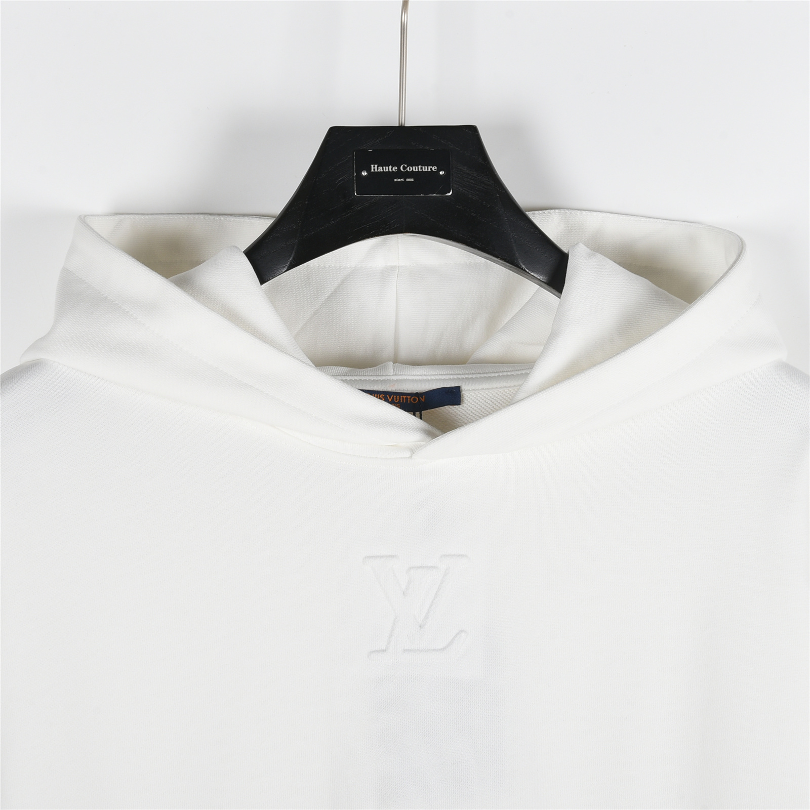 本地自取:  💰240（支持放店）
Louis Vuitton/路易威登 25Fw 浮雕字母连帽卫衣
原版9300购入，原版采用定制330g鱼鳞布料。帽子双层设计，帽里复合还原原版。
激光垫棉刺绣工艺。舒适的连帽卫衣以有机棉质裁制，为休闲造型增添隽永格调。
衣身采用经典廓形设计，衣领下方的同色调压花标志呈现优雅浮雕效果，
而连帽则配有温暖柔软的衬里。上衣设计百搭易衬，是衣橱必备服饰。男女同款
颜色：白色、黑色
Size:XS-L