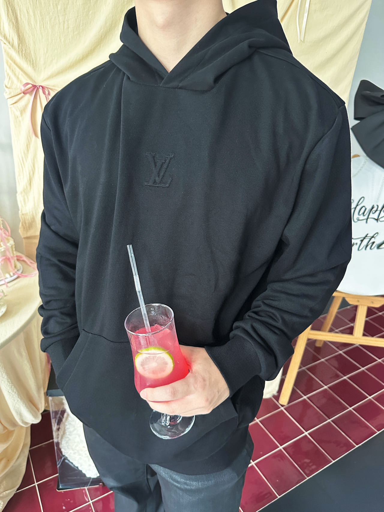 Louis Vuitton/路易威登 25Fw 浮雕字母连帽卫衣 上身效果#