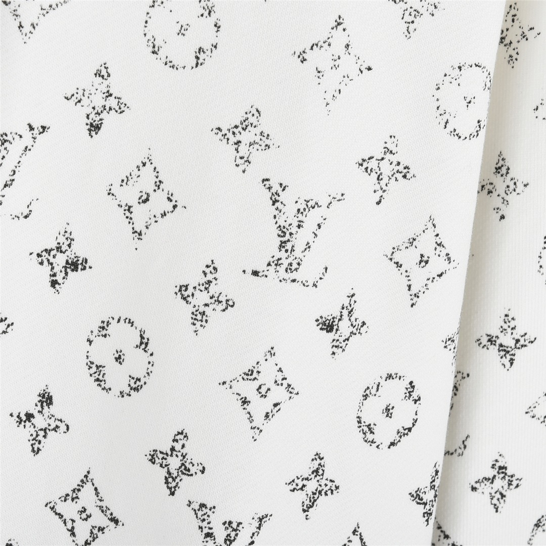 本地自取:💰240(支持放店)
Louis Vuitton/路易威登 老花渐变半身印花logo连帽卫衣
420克重纯棉面料毛圈底定制32支2*2螺纹 成衣两遍水洗处理
面料舒适亲肤无异感 定制定染面料 纺织密度高 垂感佳 不易变形
厚织感加上紧密纺纱工艺 不会影响卫衣的透气性 成色的饱和度很高
宽松版型遮肉显瘦不挑人 超级百搭好看的一款卫衣 男女同款
颜色:白色、黑色
Size:XS-L