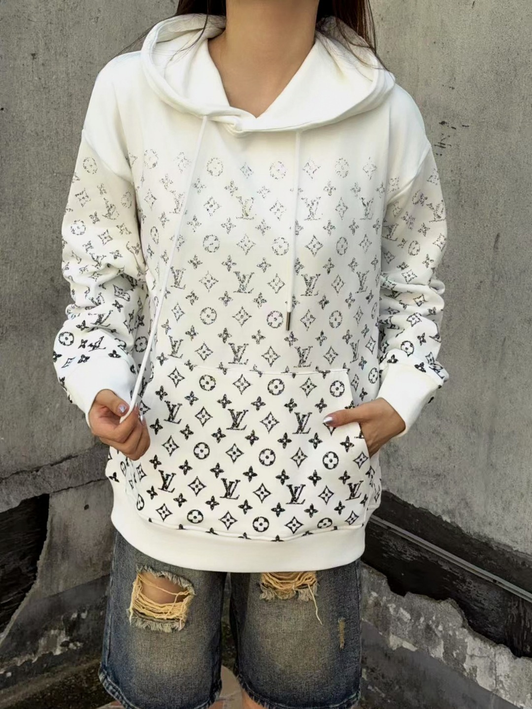 Louis Vuitton/路易威登 老花渐变半身印花logo连帽卫衣 上身效果#