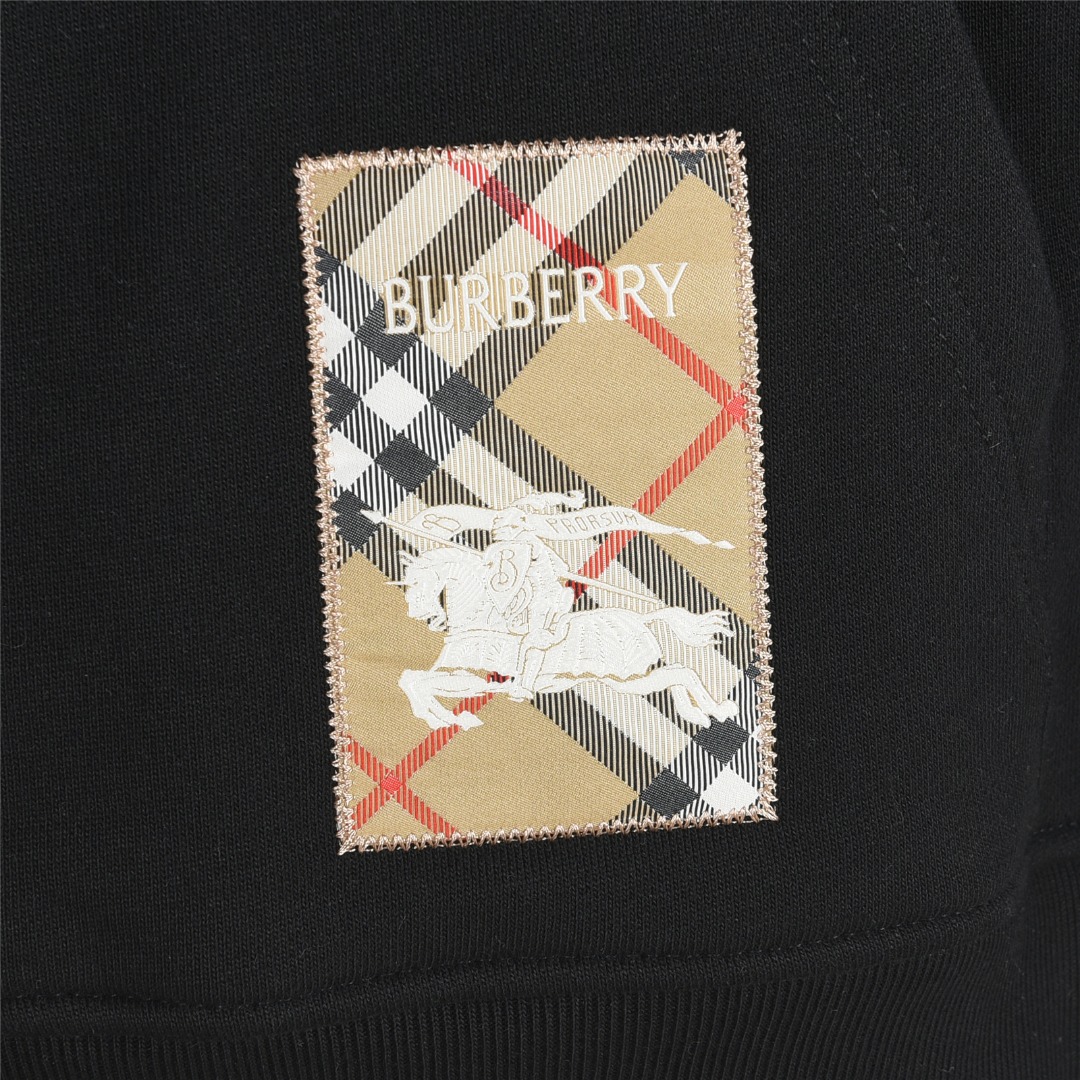 Burberry/巴宝莉 25Fw 贴布标签战马格纹字母logo刺绣连帽卫衣杏色 黑色-莆田鞋,莆田鞋货源,高仿鞋,高仿鞋货源,安福档口,莆田高仿鞋,莆田鞋批发,高仿鞋批发,莆田高仿运动鞋,高仿运动鞋,莆田运动鞋 Burberry/巴宝莉 25Fw 贴布标签战马格纹字母logo刺绣连帽卫衣杏色 黑色