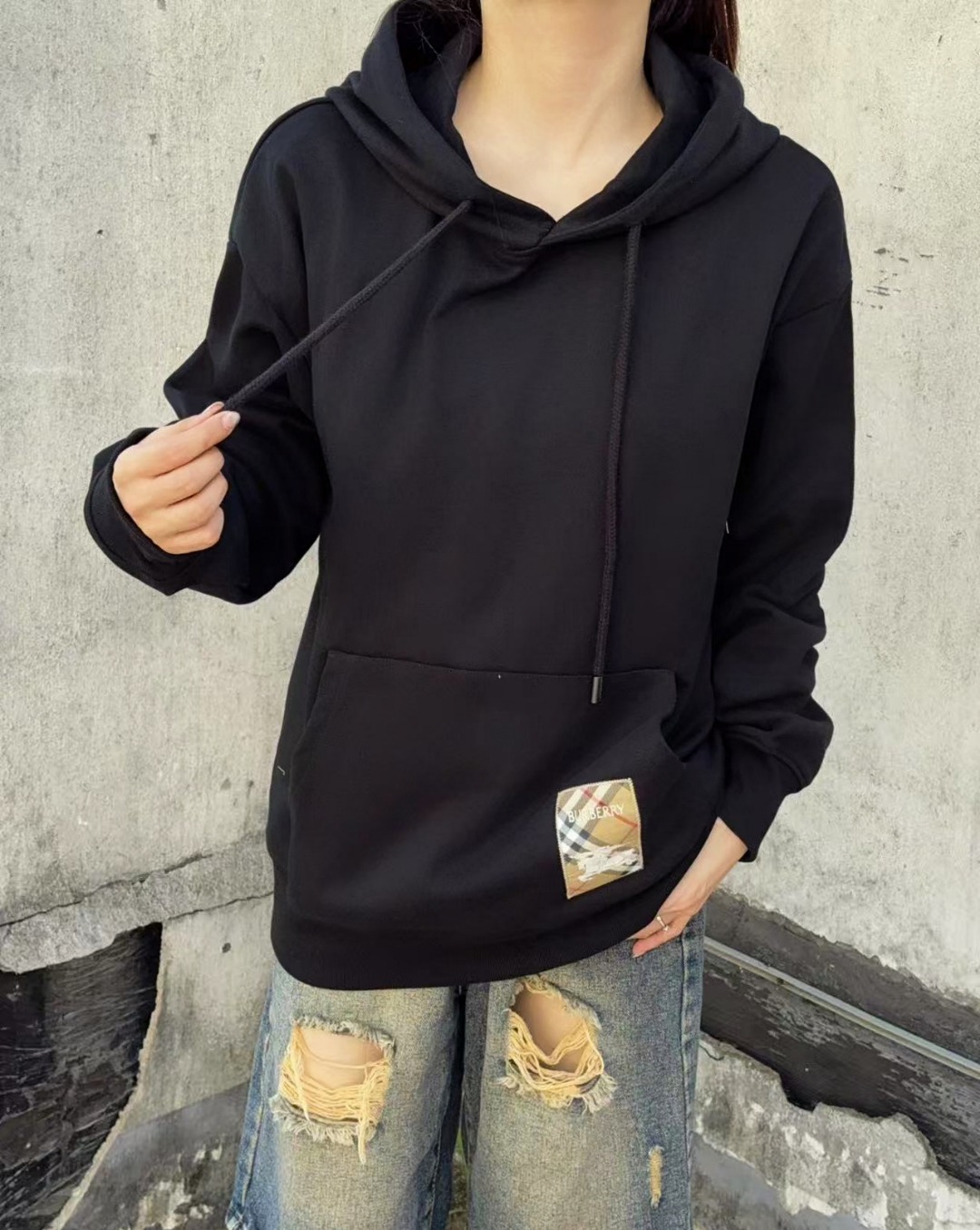 Burberry/巴宝莉 25Fw 贴布标签战马格纹字母logo刺绣连帽卫衣 上身效果@