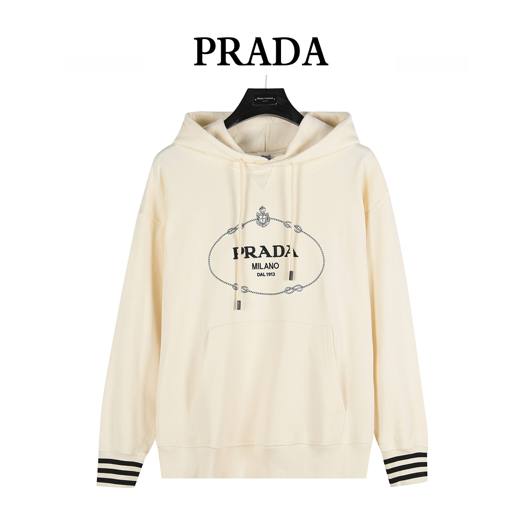 本地自取:💰240(支持放店)
Prada/普拉达 25Fw 徽标刺绣袖口条纹连帽卫衣
重磅毛圈纯棉面料 云感裹身体验 采用定制高克重毛圈
蓬松肌理自带柔光滤镜 触感如羊绒般细腻亲肤
单穿不扎身 叠搭不臃肿 从早到晚维持恒温舒适体感。
字母图案采用平针刺绣针艺 精细的细节处理 造就了微立体浮雕的刺绣效果
经典商标字母设计 还原一致大小间距 刺绣精细针法绵密
字体清晰且线条感和立体感强。远用粗线绣的方式
通过专业机车绣出图案 图案精致别致 富有立体感
模拟盘绳绣的效果 有链条肌理和立体效果
在图案花型设计上多以线条为主 修饰图形边框部位的刺绣运用。
辅料齐全 做工精致 质量一如既往的好!
时尚的你一定不要错过这一款
颜色:黑色、杏色
Size:XS-L