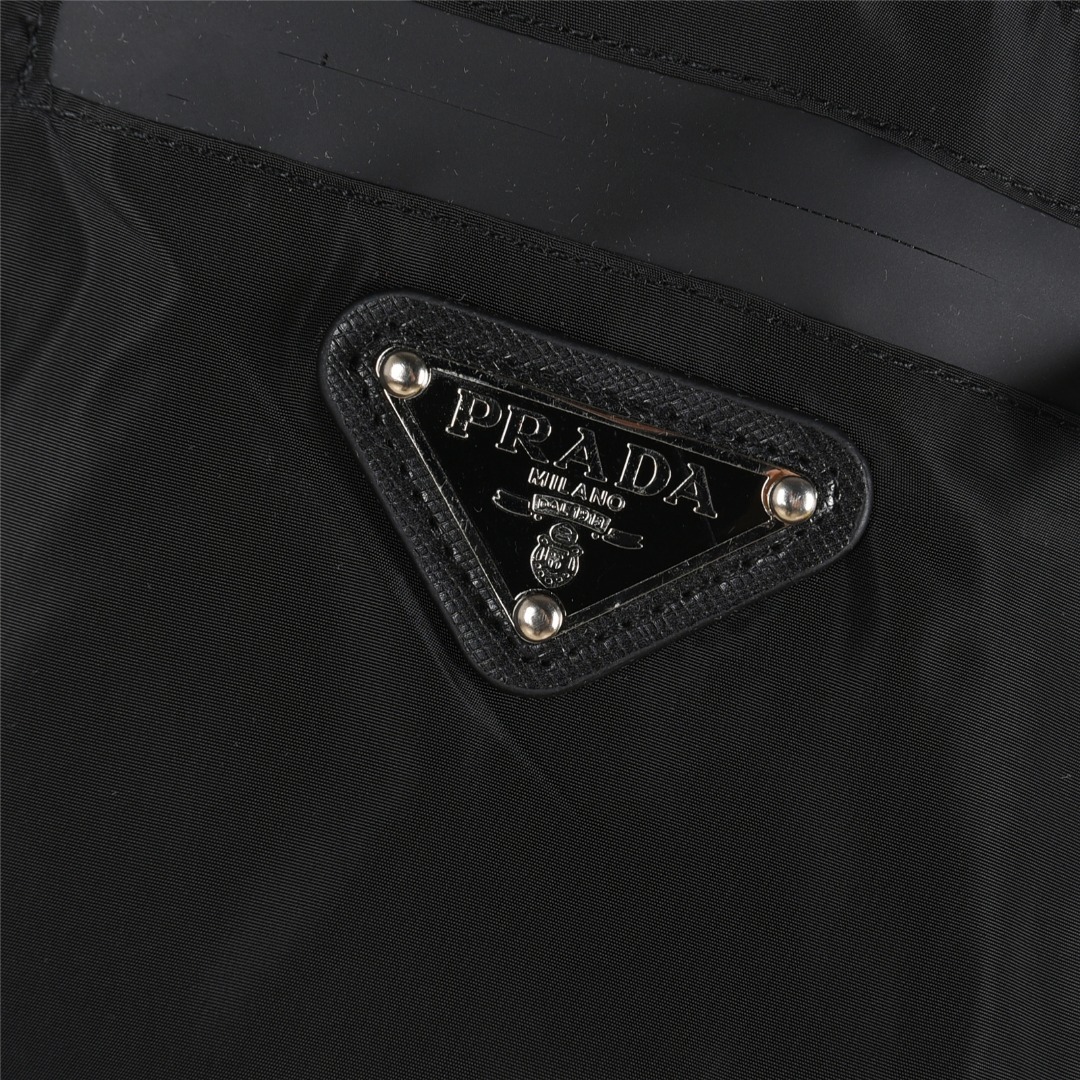 Prada/普拉达 25Fw 侧边尼龙口袋三角标卫衣黑色 白色-Chinese UA Cheap High Quatity Brand Clothes Bags handbags Sneakers wholesale wholesaler seller from China Factory suppliers Fashion Clothing Shoes best Quality Beautiful Price Prada/普拉达 25Fw 侧边尼龙口袋三角标卫衣黑色 白色
