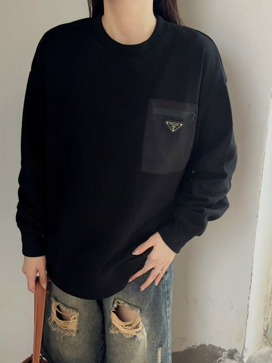 Prada/普拉达 25Fw 侧边尼龙口袋三角标卫衣 上身效果#