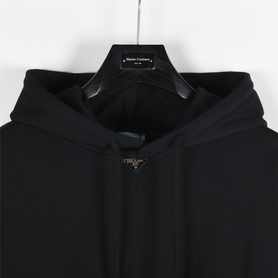 Prada/普拉达 25Fw 经典领口缝线三角标尼龙袋鼠口袋连帽卫衣黑色 白色-Chinese UA Cheap High Quatity Brand Clothes Bags handbags Sneakers wholesale wholesaler seller from China Factory suppliers Fashion Clothing Shoes best Quality Beautiful Price Prada/普拉达 25Fw 经典领口缝线三角标尼龙袋鼠口袋连帽卫衣黑色 白色