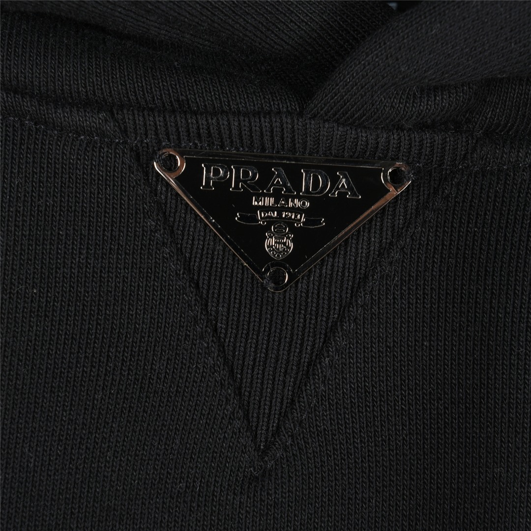 Prada/普拉达 25Fw 经典领口缝线三角标尼龙袋鼠口袋连帽卫衣黑色 白色-Chinese UA Cheap High Quatity Brand Clothes Bags handbags Sneakers wholesale wholesaler seller from China Factory suppliers Fashion Clothing Shoes best Quality Beautiful Price Prada/普拉达 25Fw 经典领口缝线三角标尼龙袋鼠口袋连帽卫衣黑色 白色