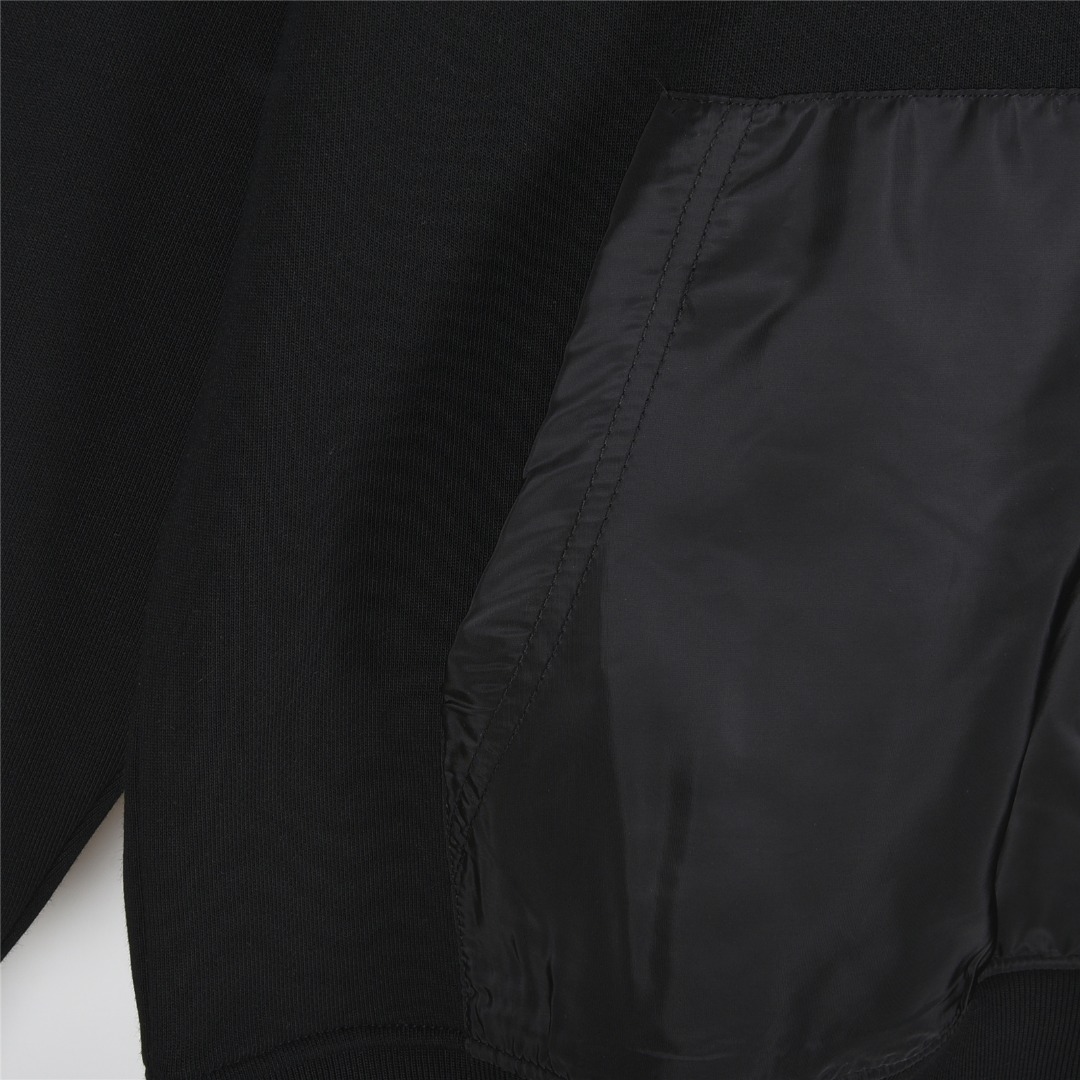 Prada/普拉达 25Fw 经典领口缝线三角标尼龙袋鼠口袋连帽卫衣黑色 白色-Chinese UA Cheap High Quatity Brand Clothes Bags handbags Sneakers wholesale wholesaler seller from China Factory suppliers Fashion Clothing Shoes best Quality Beautiful Price Prada/普拉达 25Fw 经典领口缝线三角标尼龙袋鼠口袋连帽卫衣黑色 白色