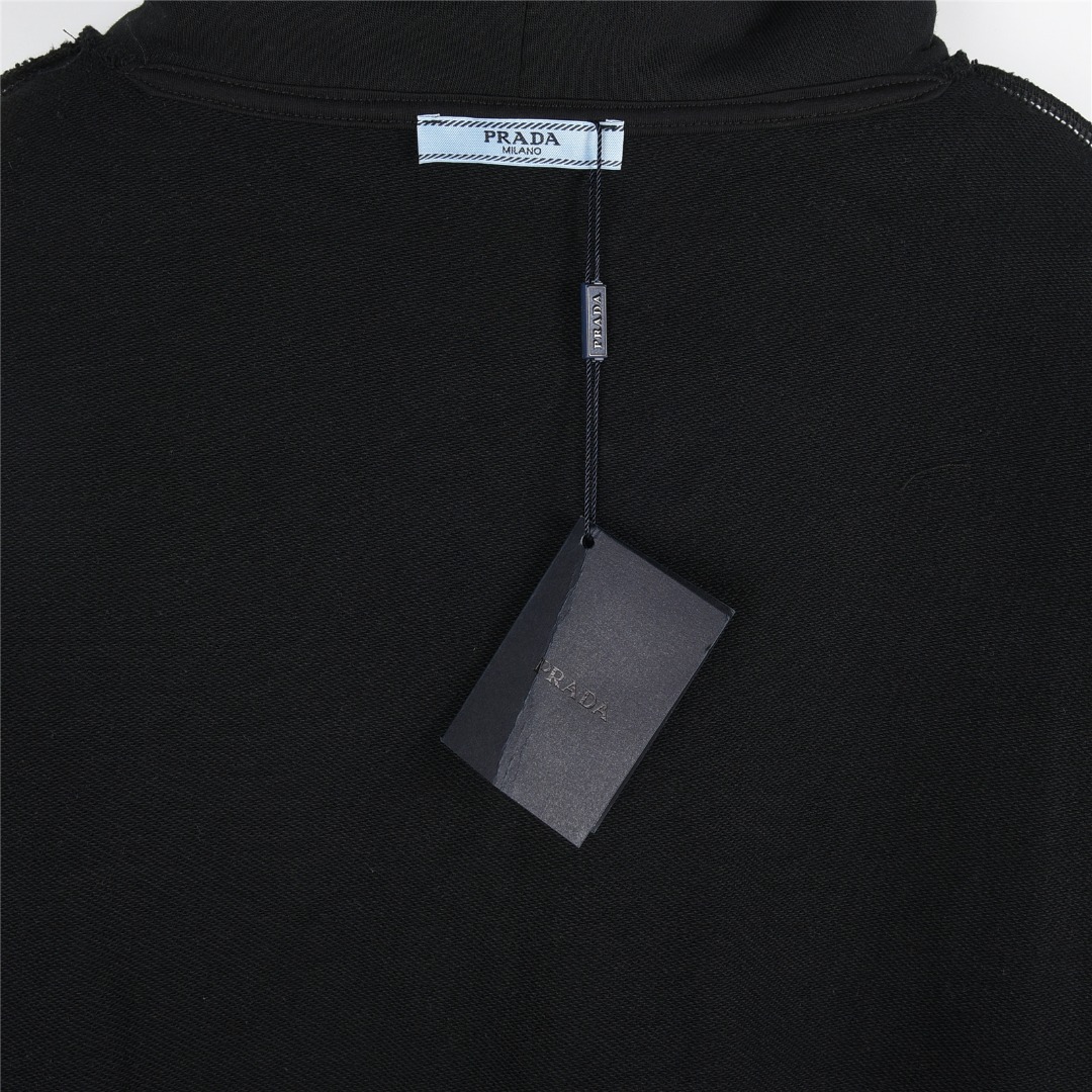 Prada/普拉达 25Fw 经典领口缝线三角标尼龙袋鼠口袋连帽卫衣黑色 白色-Chinese UA Cheap High Quatity Brand Clothes Bags handbags Sneakers wholesale wholesaler seller from China Factory suppliers Fashion Clothing Shoes best Quality Beautiful Price Prada/普拉达 25Fw 经典领口缝线三角标尼龙袋鼠口袋连帽卫衣黑色 白色