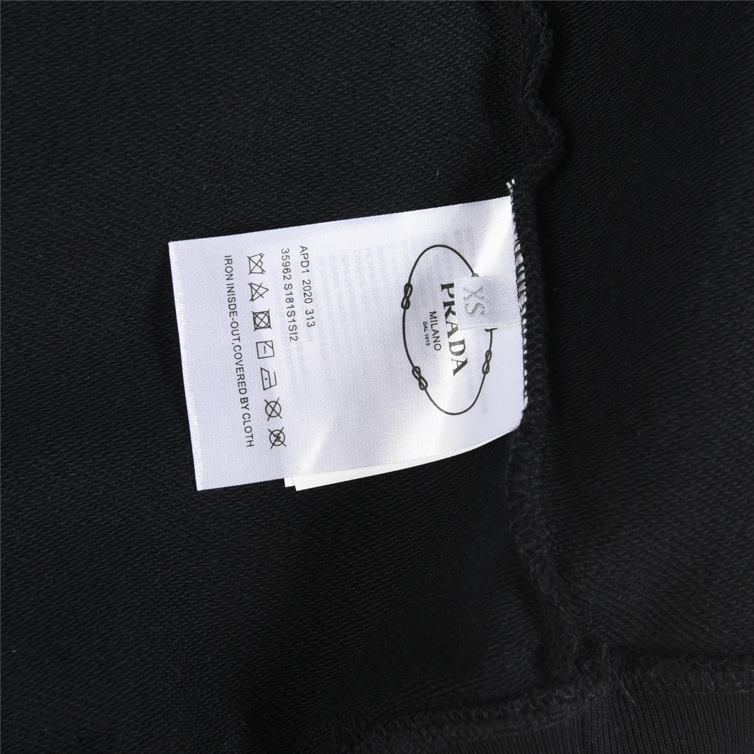Prada/普拉达 25Fw 经典领口缝线三角标尼龙袋鼠口袋连帽卫衣黑色 白色-Chinese UA Cheap High Quatity Brand Clothes Bags handbags Sneakers wholesale wholesaler seller from China Factory suppliers Fashion Clothing Shoes best Quality Beautiful Price Prada/普拉达 25Fw 经典领口缝线三角标尼龙袋鼠口袋连帽卫衣黑色 白色